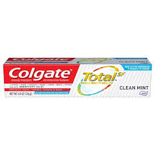 Pasta de dientes total de Colgate con blanqueamiento, pasta de dientes de fluoruro de beneficio múltiple con alivio de sensibilidad y protección de la cavidad, menta limpia - 4.8 oz